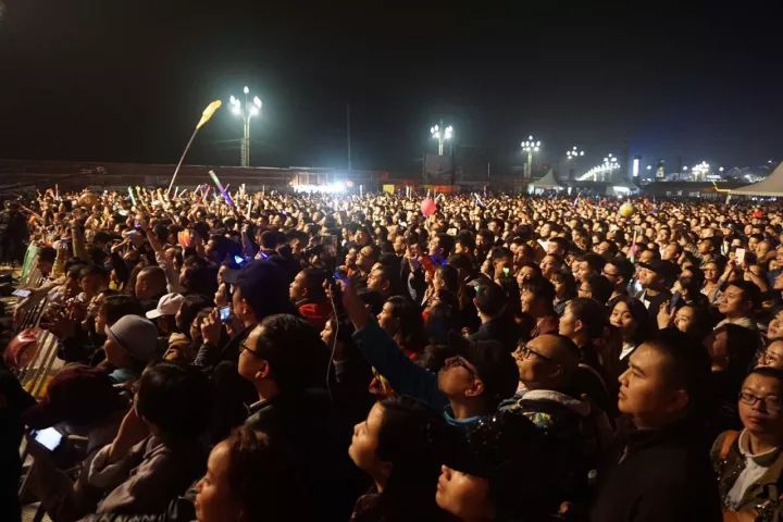  尼斯主场灯光秀致敬传奇，万人合唱震撼全场
